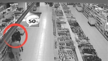 Personas cazadas robando en un supermercado