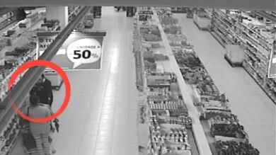 Graban a un matrimonio robando en un supermercado con un carrito de bebé y huyendo perseguido por los empleados
