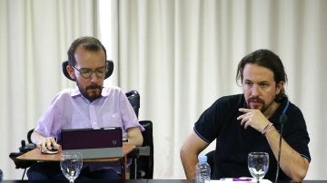 El líder de Podemos, Pablo Iglesias (d) y el secretario de Organización, Pablo Echenique