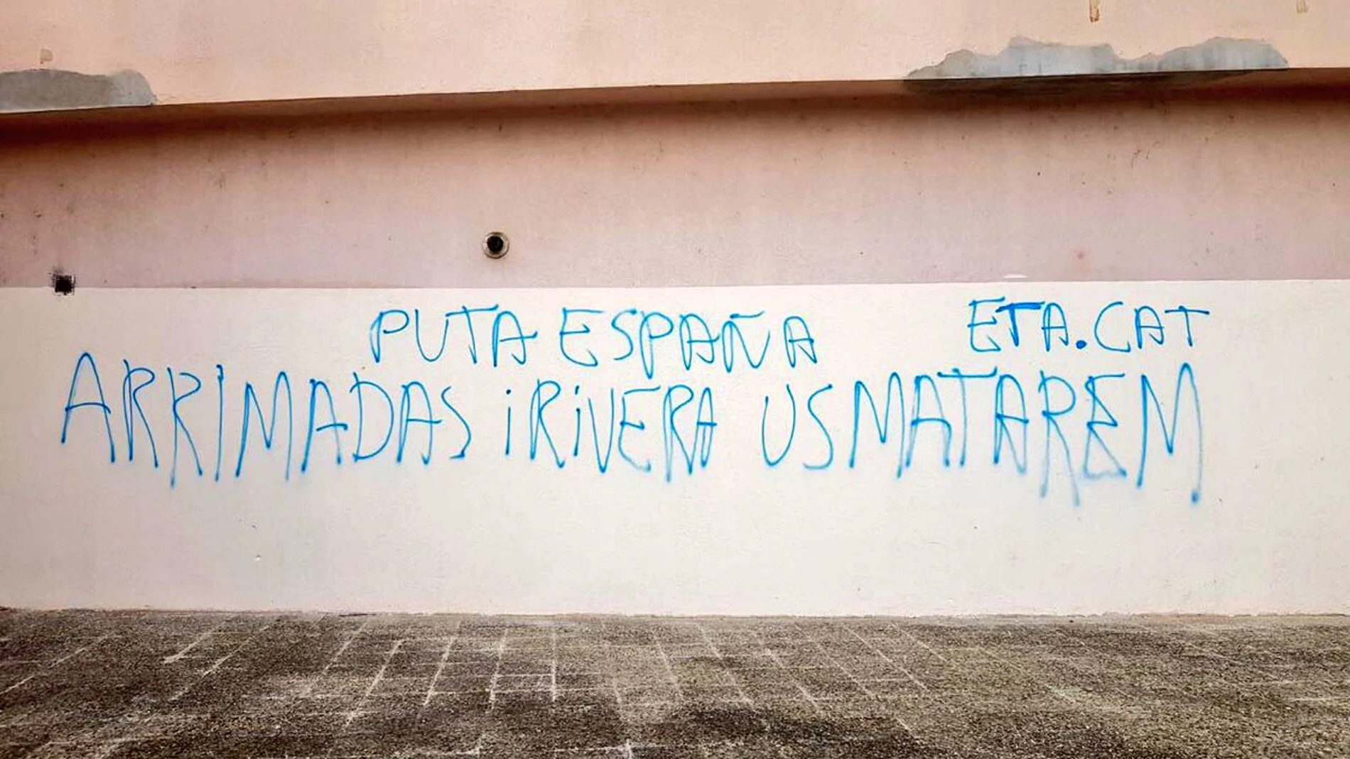 Pintadas amenazantes en la sede de Ciudadanos en Girona Pintadas amenazantes en la sede de Ciudadanos en Girona