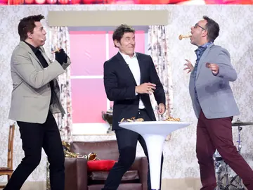 Àngel Llàcer sufre una ‘dulce’ explosión tras el reto de las galletas Àngel Llàcer sufre una ‘dulce’ explosión tras el reto de las galletas