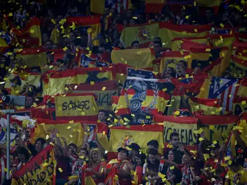 El Wanda Metropolitano, coloreado con banderas españolas El Wanda Metropolitano, coloreado con banderas españolas
