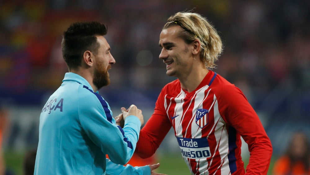 Griezmann y Messi se saludan