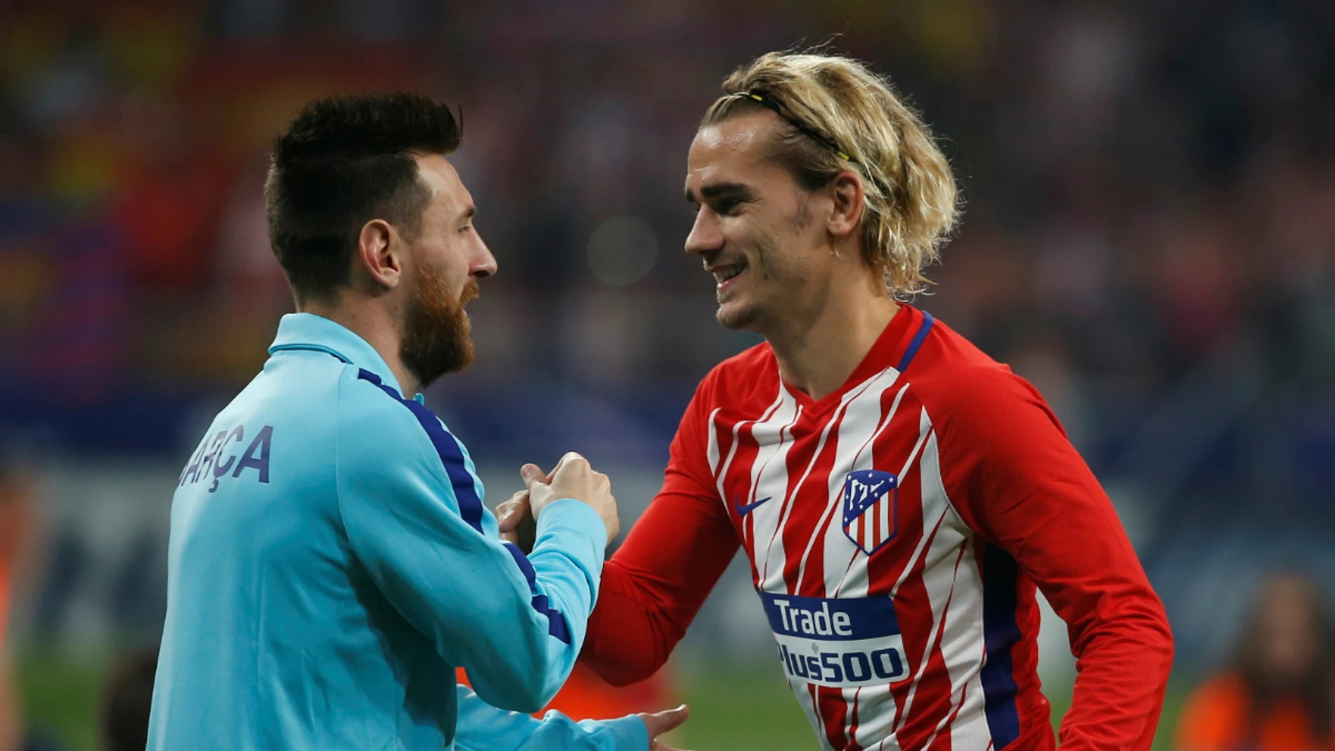 Griezmann y Messi se saludan Griezmann y Messi se saludan