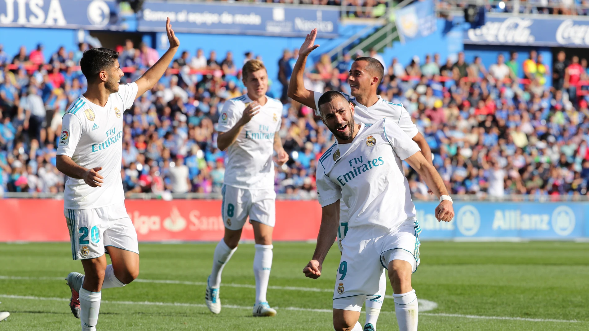 Karim Benzema celebra el primer gol del Real Madrid en el campo del Getafe Karim Benzema celebra el primer gol del Real Madrid en el campo del Getafe