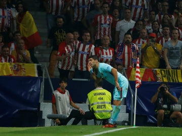 Suárez celebra su gol ante la hinchada del Atlético