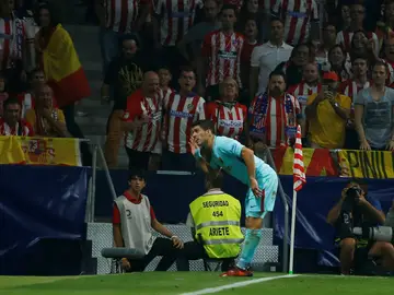 Suárez celebra su gol ante la hinchada del Atlético Suárez celebra su gol ante la hinchada del Atlético
