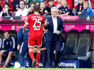 Müller choca los cinco con Jupp Heynckes Müller choca los cinco con Jupp Heynckes