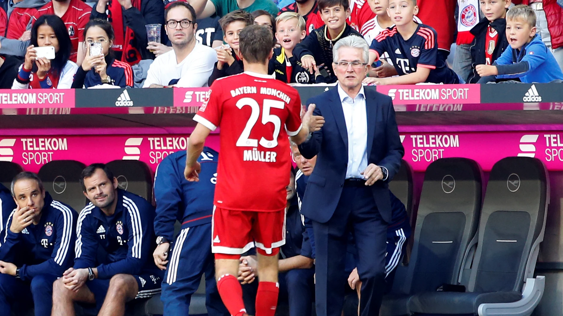 Müller choca los cinco con Jupp Heynckes Müller choca los cinco con Jupp Heynckes