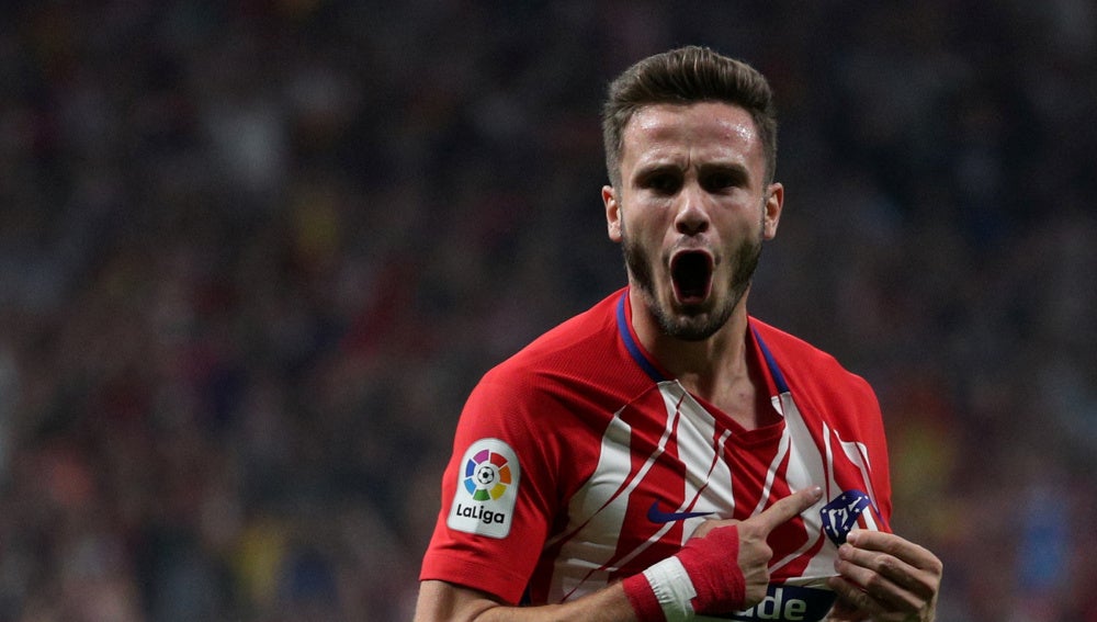 Saúl Ñíguez señala el escudo tras marcarle un gol al Barcelona