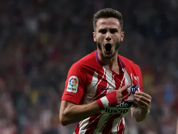 Saúl Ñíguez señala el escudo tras marcarle un gol al Barcelona Saúl Ñíguez señala el escudo tras marcarle un gol al Barcelona