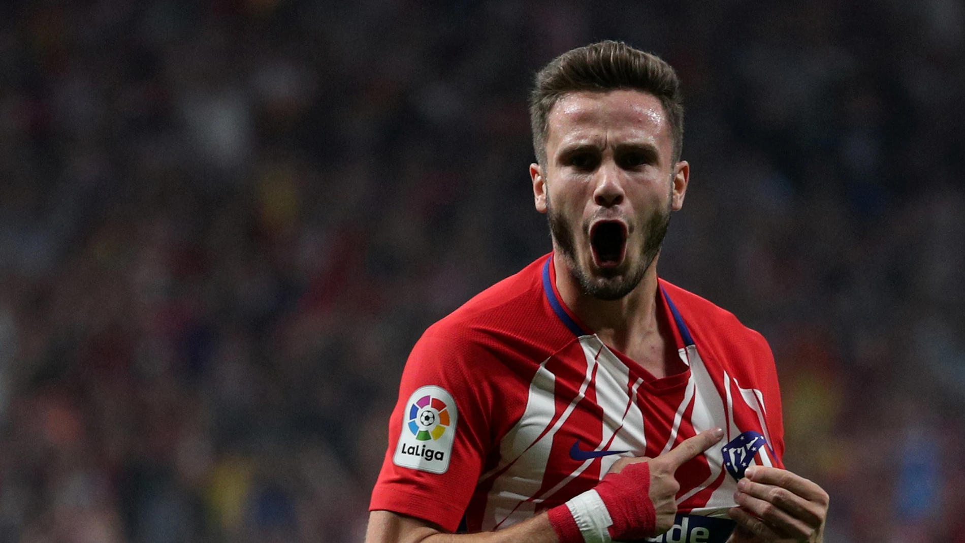 Saúl Ñíguez señala el escudo tras marcarle un gol al Barcelona Saúl Ñíguez señala el escudo tras marcarle un gol al Barcelona