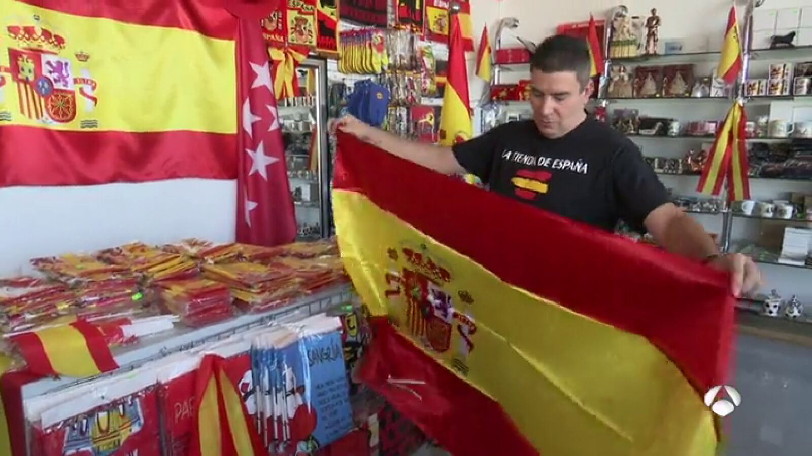 Las tiendas de 'souvenirs' hacen el agosto con la creciente demanda de banderas españolas
