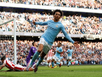 Leroy Sané celebra uno de los goles del Manchester City en la goleada contra el Stoke City
