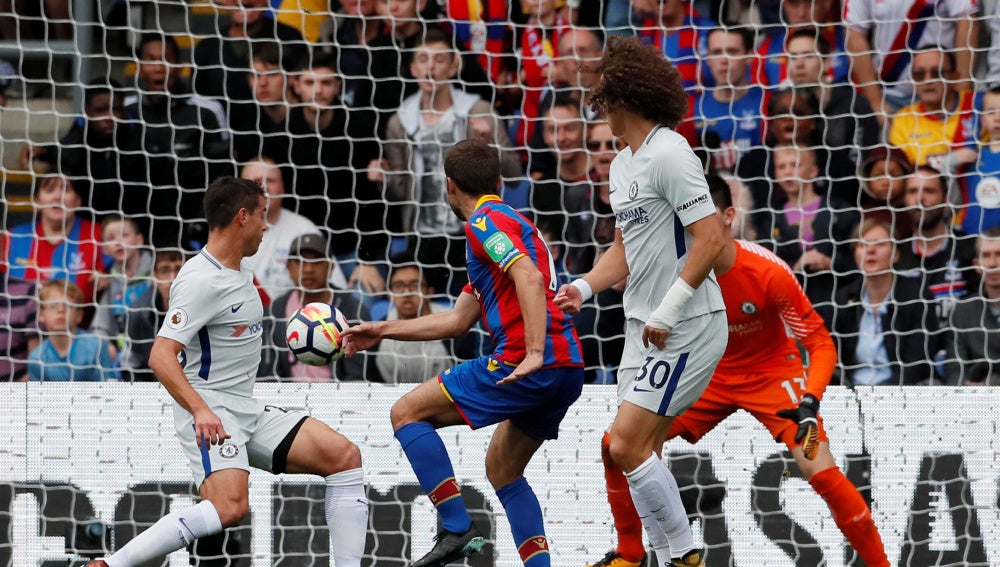 César Azpilicueta se marca en propia puerta un gol en contra del Chelsea