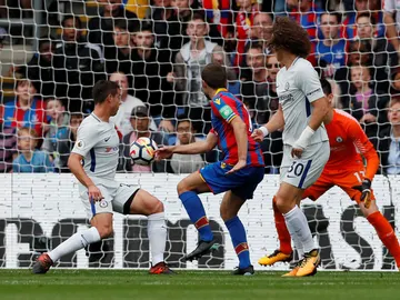 César Azpilicueta se marca en propia puerta un gol en contra del Chelsea César Azpilicueta se marca en propia puerta un gol en contra del Chelsea