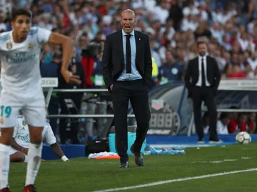 Zidane formula observaciones a Achraf en un saque de banda Zidane formula observaciones a Achraf en un saque de banda