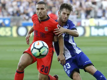 Kevin Rodrigues pelea un balón contra el jugador del Alavés Álvaro Medrán Kevin Rodrigues pelea un balón contra el jugador del Alavés Álvaro Medrán