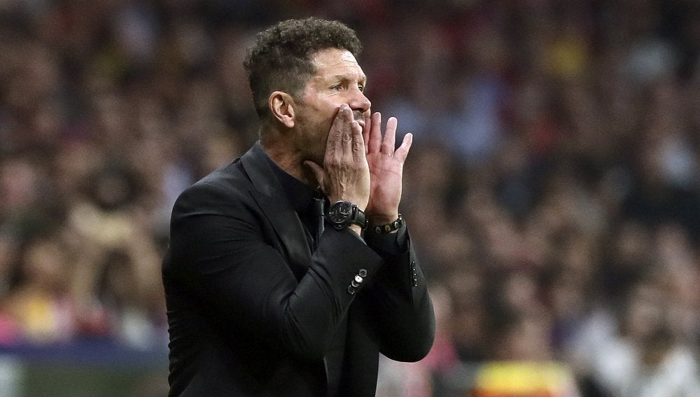 Diego Pablo Simeone da instrucciones a sus jugadores durante el partido contra el Barcelona