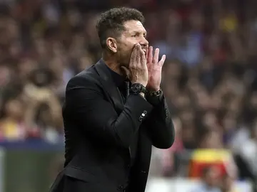Diego Pablo Simeone da instrucciones a sus jugadores durante el partido contra el Barcelona Diego Pablo Simeone da instrucciones a sus jugadores durante el partido contra el Barcelona