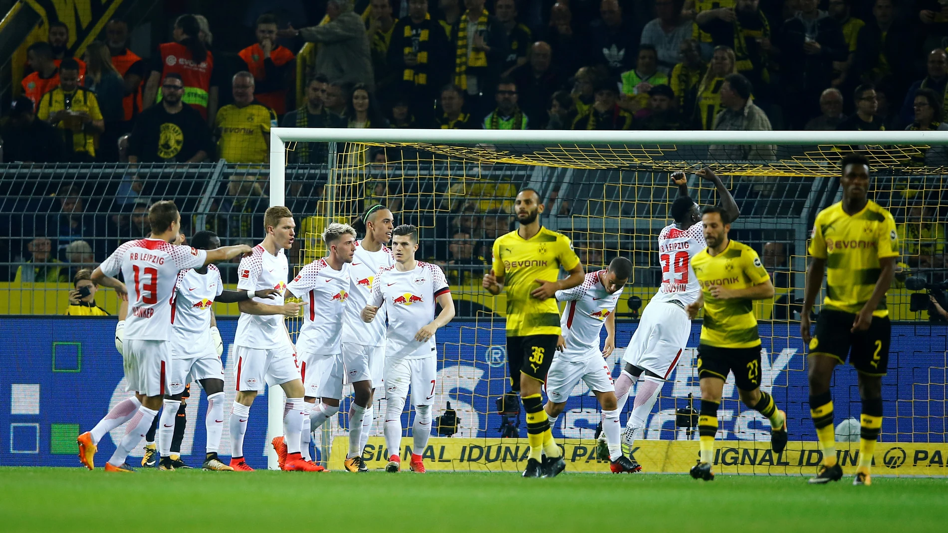 El RB Leipzig celebran uno de los goles de la victoria El RB Leipzig celebran uno de los goles de la victoria