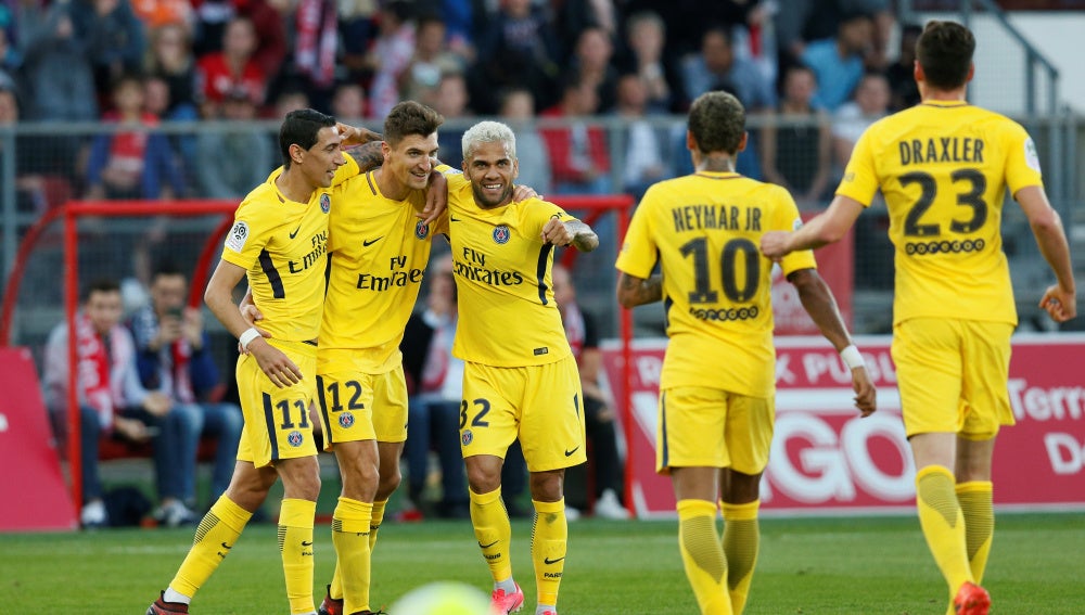 Meunier es abrazado por Di María y Dani Alves en la victoria del PSG