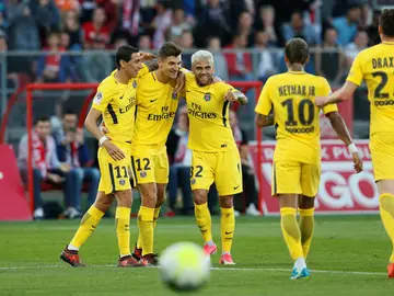 Meunier es abrazado por Di María y Dani Alves en la victoria del PSG Meunier es abrazado por Di María y Dani Alves en la victoria del PSG