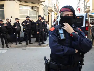 Mossos d'Esquadra y Policía Nacional Mossos d'Esquadra y Policía Nacional