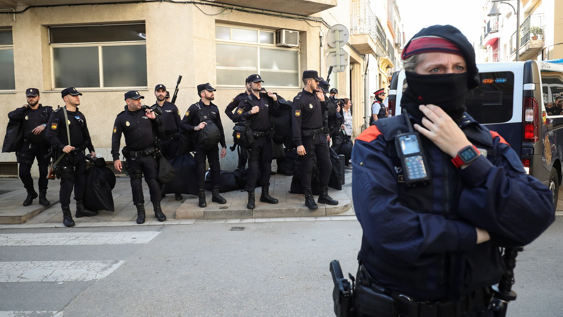 Mossos d'Esquadra y Policía Nacional Mossos d'Esquadra y Policía Nacional