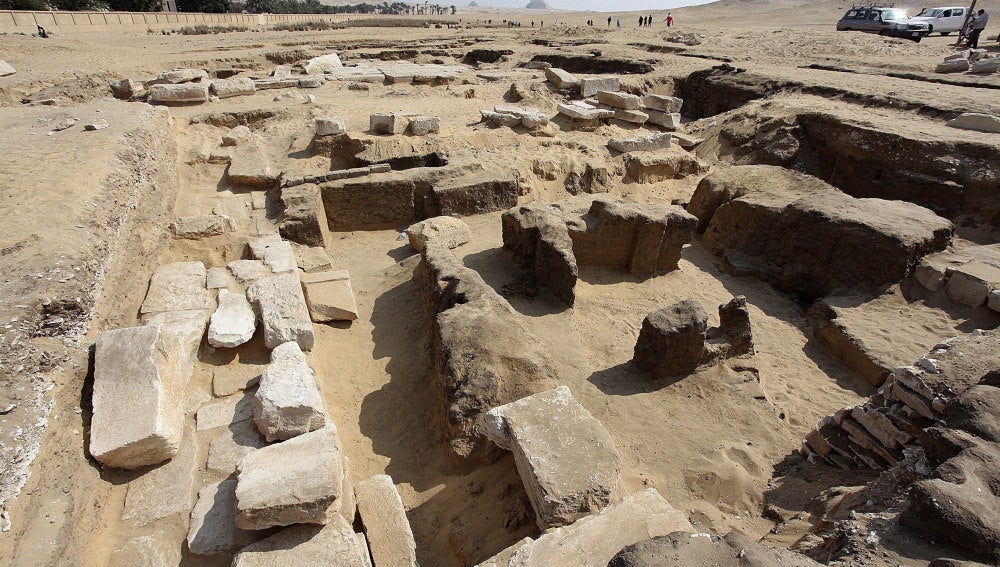 Descubren restos de un templo faraónico de Ramsés II cerca de las pirámides de Giza