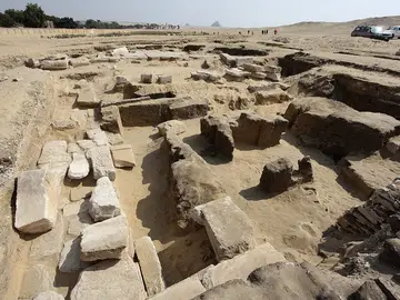 Descubren restos de un templo faraónico de Ramsés II cerca de las pirámides de Giza Descubren restos de un templo faraónico de Ramsés II cerca de las pirámides de Giza