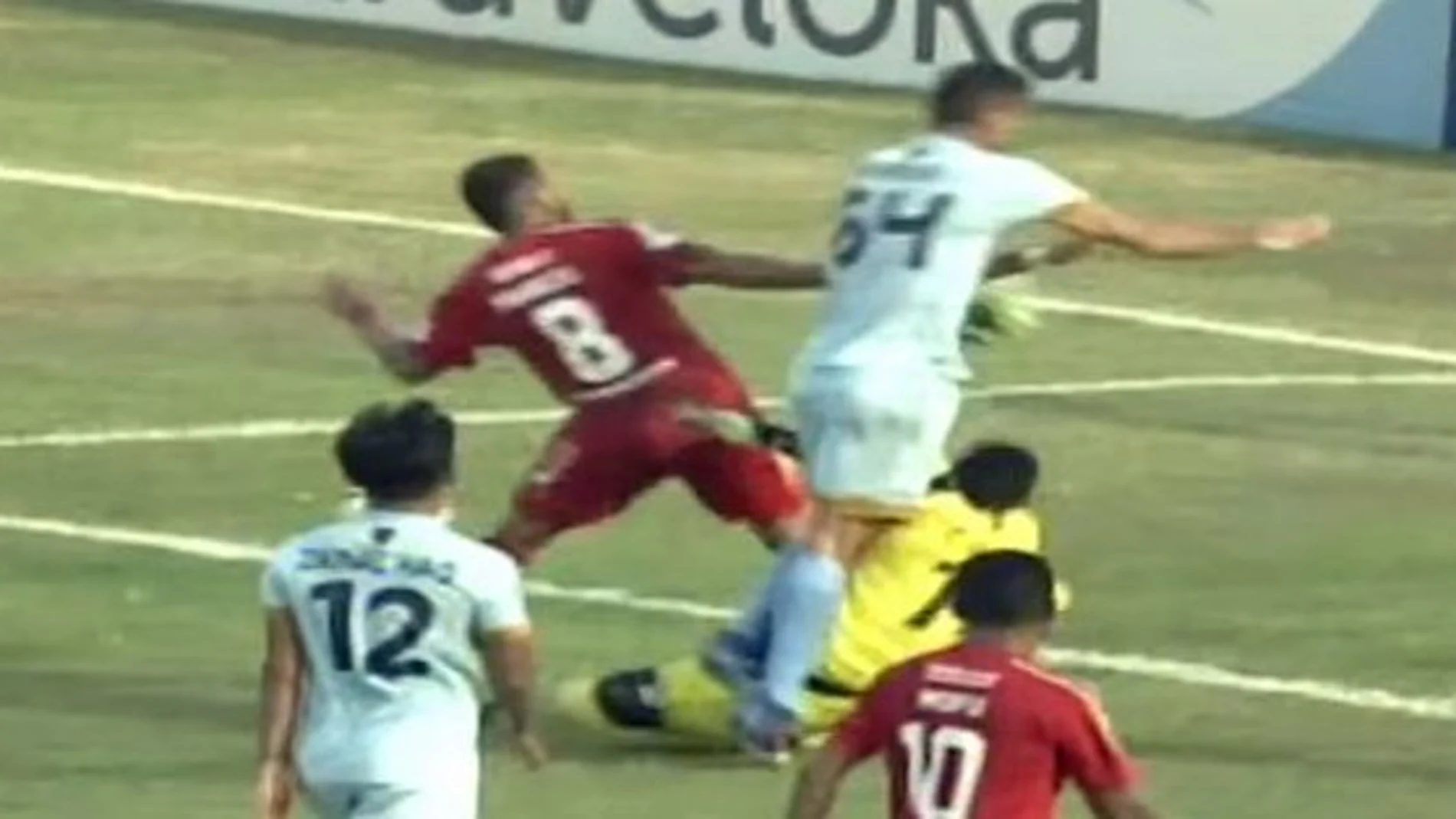 Choque en la liga de Indonesia Choque en la liga de Indonesia