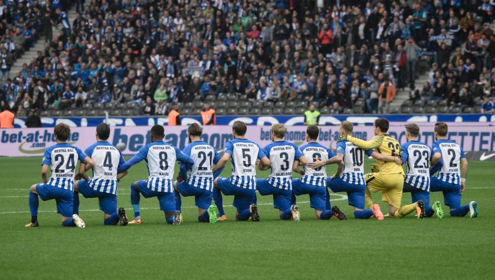 Los jugadores del Hertha se arrodillaron sobre el campo antes del inicio del partido a modo de señal contra el racismo.