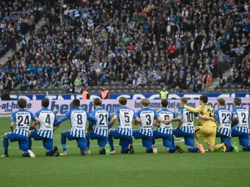 Los jugadores del Hertha se arrodillaron sobre el campo antes del inicio del partido a modo de señal contra el racismo. Los jugadores del Hertha se arrodillaron sobre el campo antes del inicio del partido a modo de señal contra el racismo.