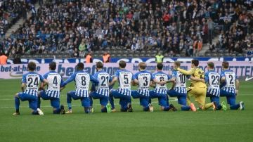Los jugadores del Hertha se arrodillaron sobre el campo antes del inicio del partido a modo de señal contra el racismo.