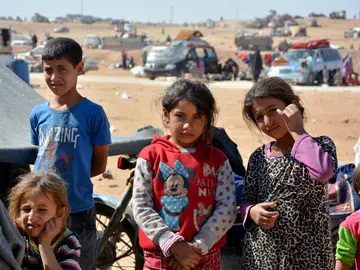 Familias sirias desplazadas de Al Raqqa por la ocupación de Daesh Familias sirias desplazadas de Al Raqqa por la ocupación de Daesh