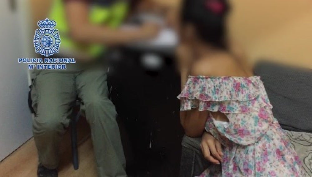 Agente, con una de las víctimas explotadas