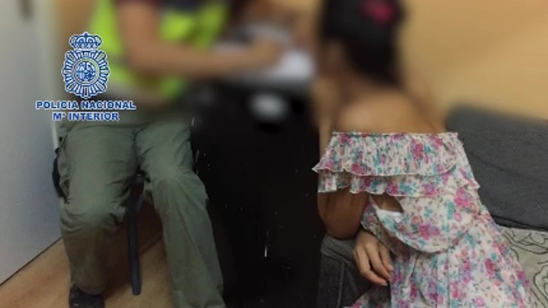Agente, con una de las víctimas explotadas Agente, con una de las víctimas explotadas