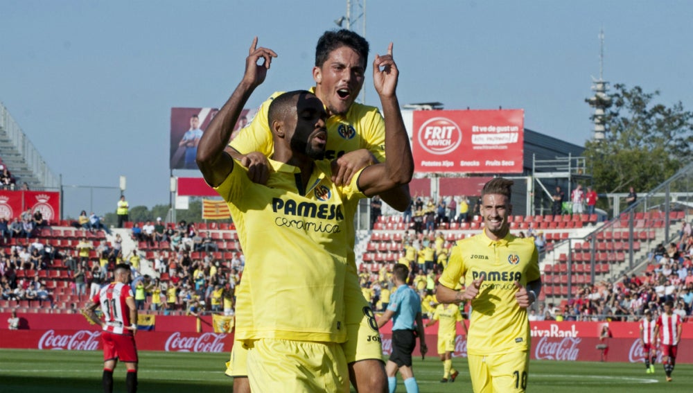Bakambu celebra un gol con el Villarreal