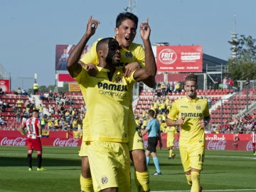 Bakambu celebra un gol con el Villarreal