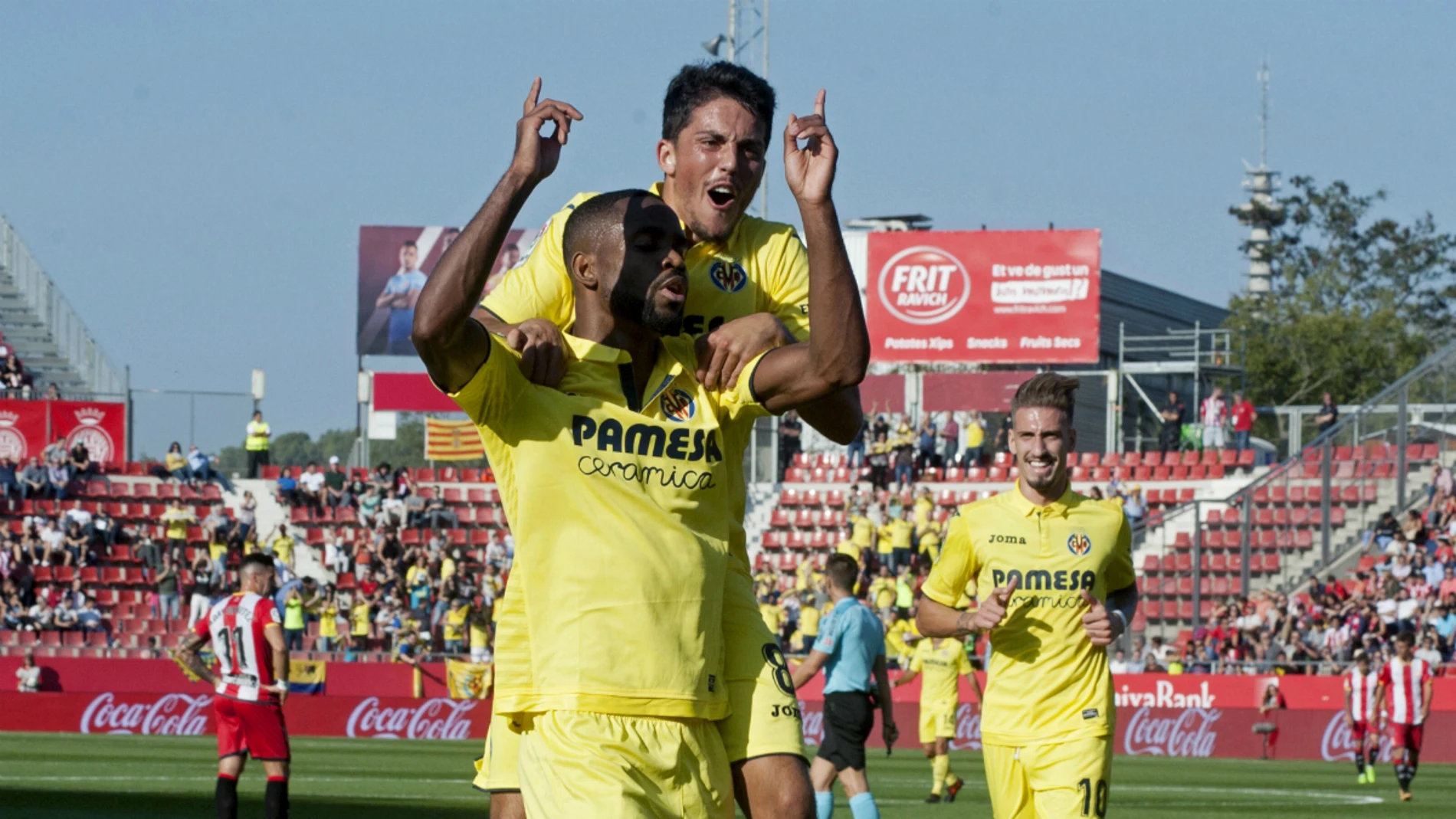 Bakambu celebra un gol con el Villarreal Bakambu celebra un gol con el Villarreal