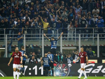 Mauro Icardi celebra con la grada uno de los goles que marcó al AC Milán