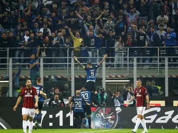 Mauro Icardi celebra con la grada uno de los goles que marcó al AC Milán Mauro Icardi celebra con la grada uno de los goles que marcó al AC Milán