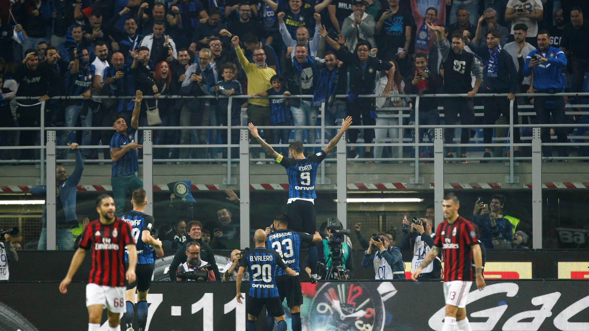Mauro Icardi celebra con la grada uno de los goles que marcó al AC Milán Mauro Icardi celebra con la grada uno de los goles que marcó al AC Milán