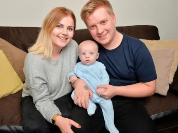 Connie, su pareja Liam y el bebé Seth Connie, su pareja Liam y el bebé Seth