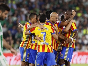 Kondogbia celebra con sus compañeros del Valencia el primer gol ante el Betis