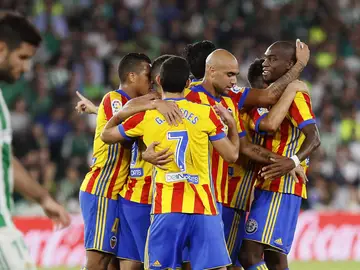 Kondogbia celebra con sus compañeros del Valencia el primer gol ante el Betis Kondogbia celebra con sus compañeros del Valencia el primer gol ante el Betis