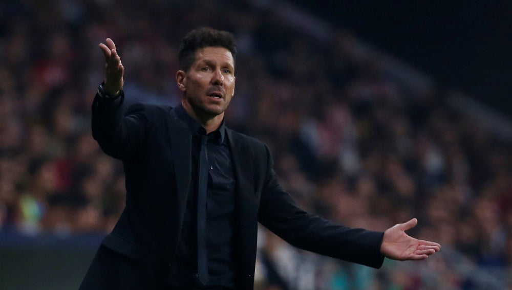 Simeone, con los brazos en alto, observa el desarrollo de juego