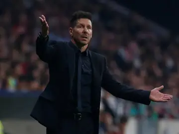 Simeone, con los brazos en alto, observa el desarrollo de juego Simeone, con los brazos en alto, observa el desarrollo de juego