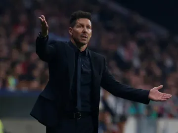 Simeone, con los brazos en alto, observa el desarrollo de juego Simeone, con los brazos en alto, observa el desarrollo de juego